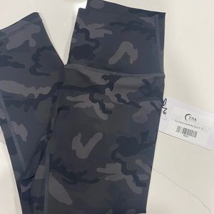 Zyia forest green luxe High rise capri leggings